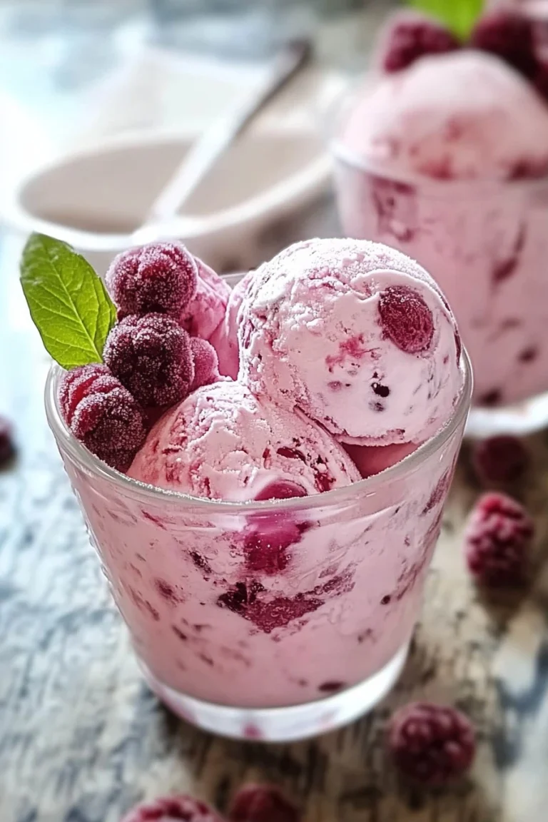 Hausgemachtes Maulbeer- und Rosenwasser-Eis