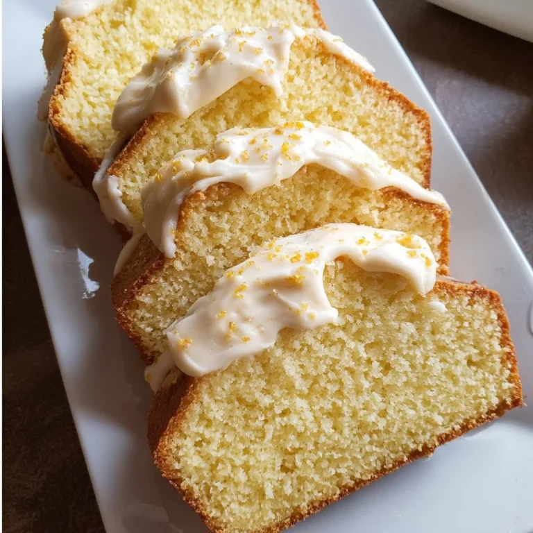 Saftiger Eierlikörkuchen auf einem Teller, verziert mit Schlagsahne