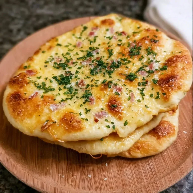 Knusprige Rahmfladen frisch aus dem Ofen, perfekt für jeden Anlass.