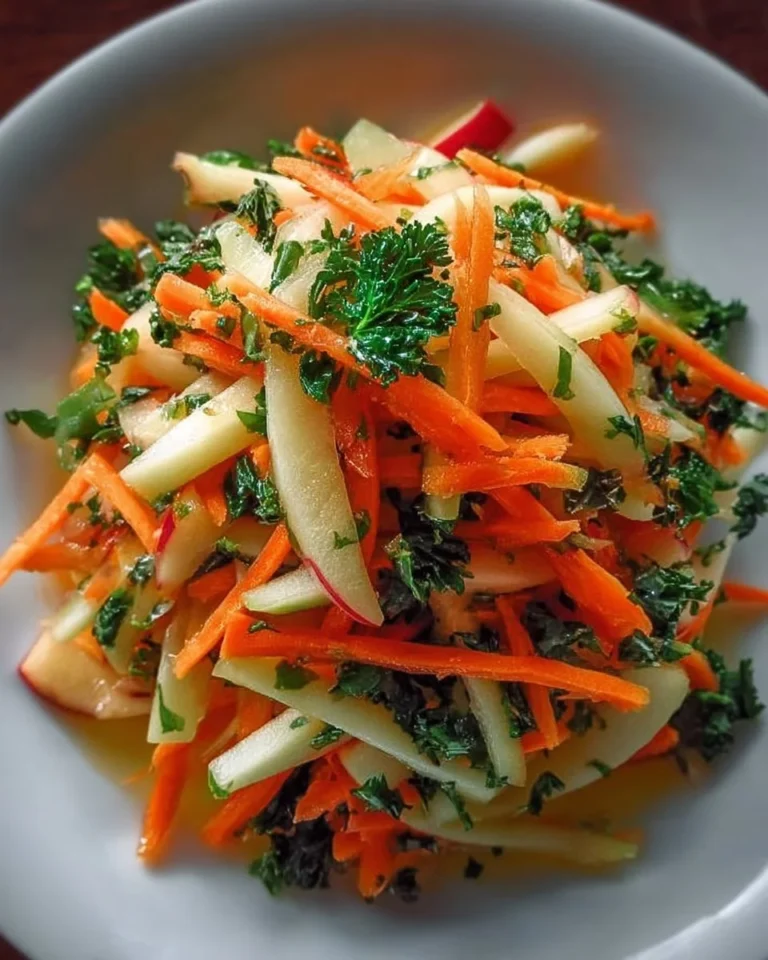 Kohlrabi Karotten Apfel Salat in einer bunten Schüssel angerichtet