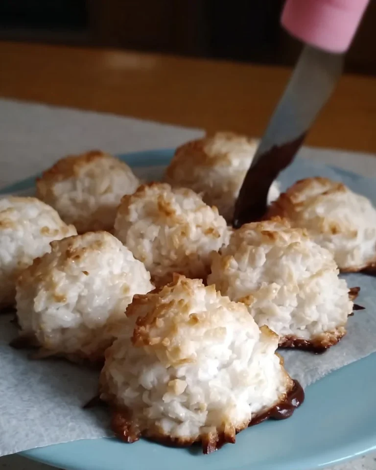 Kokosmakronen nach Omas Rezept auf einem Teller serviert