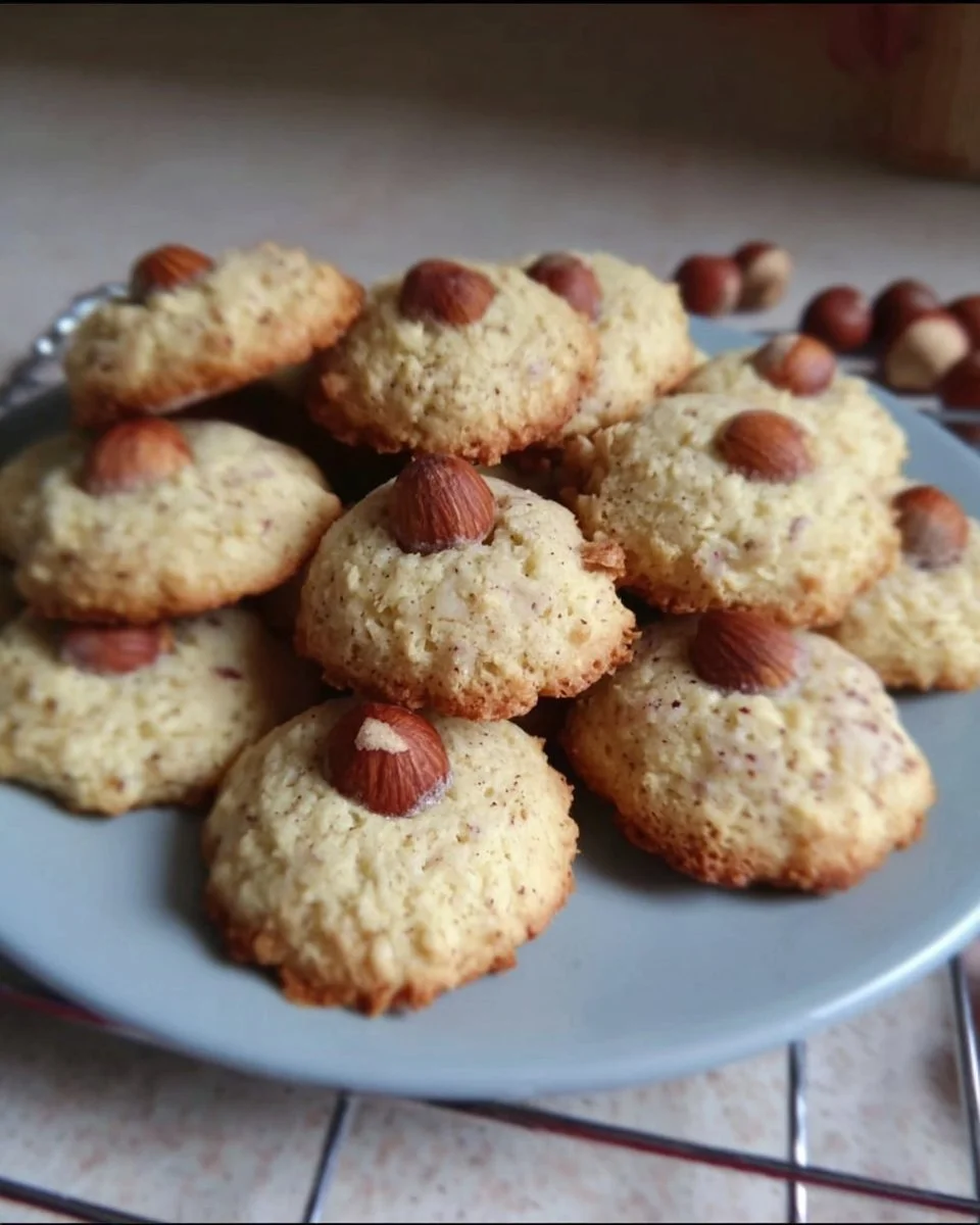 Omas schnelle Haselnussplätzchen frisch gebacken auf einem Blech