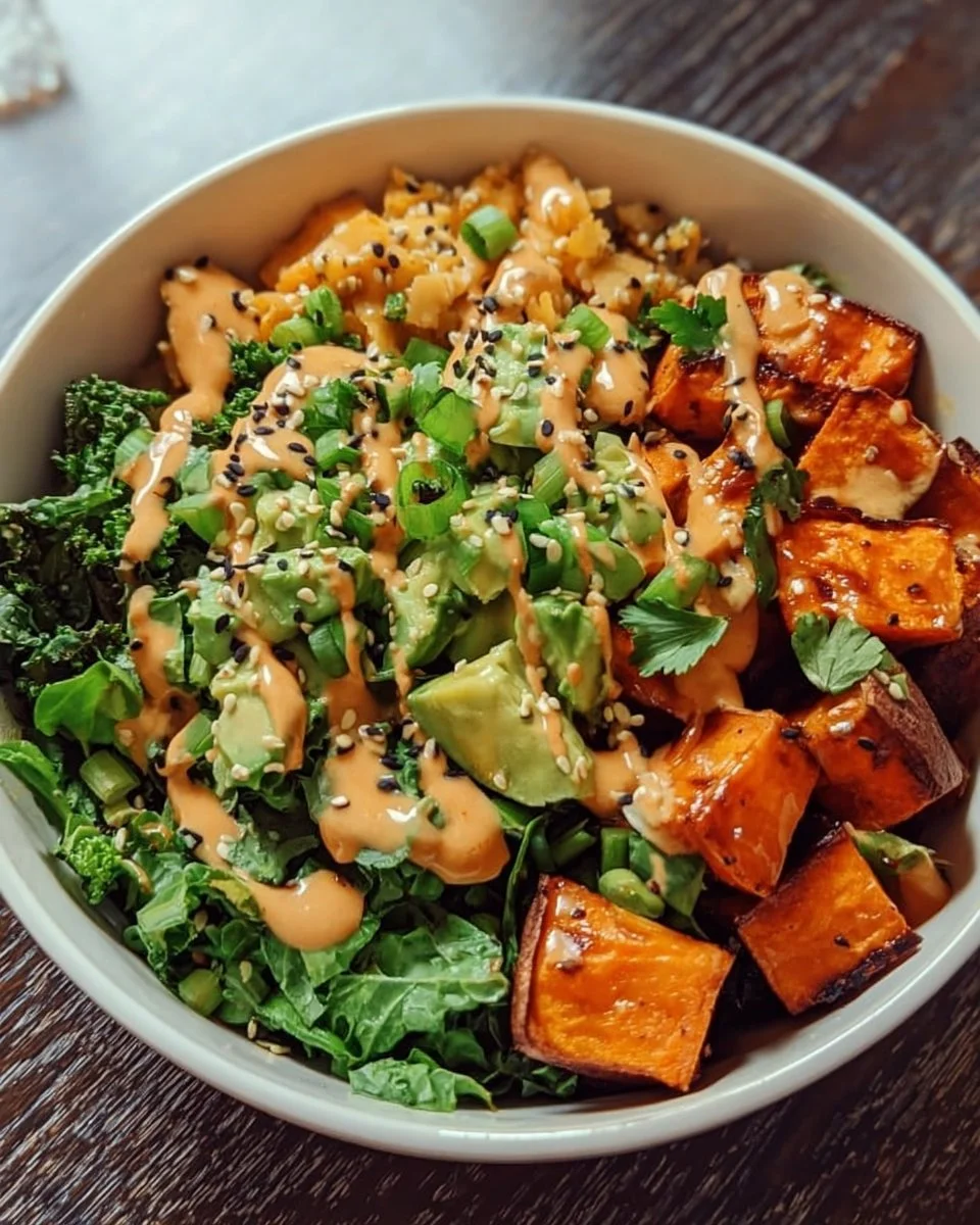 Thai Erdnuss Süßkartoffel Schüssel mit frischen Zutaten serviert