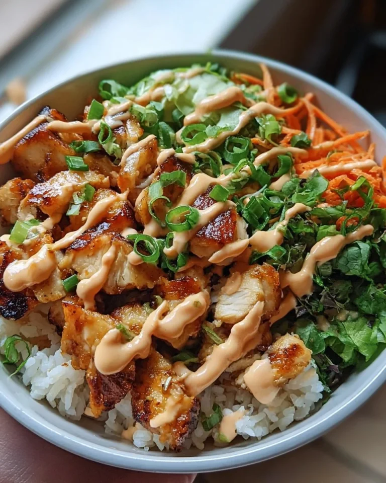 Leckere Bang Bang Hähnchen-Schale mit frischen Zutaten und aromatischer Sauce