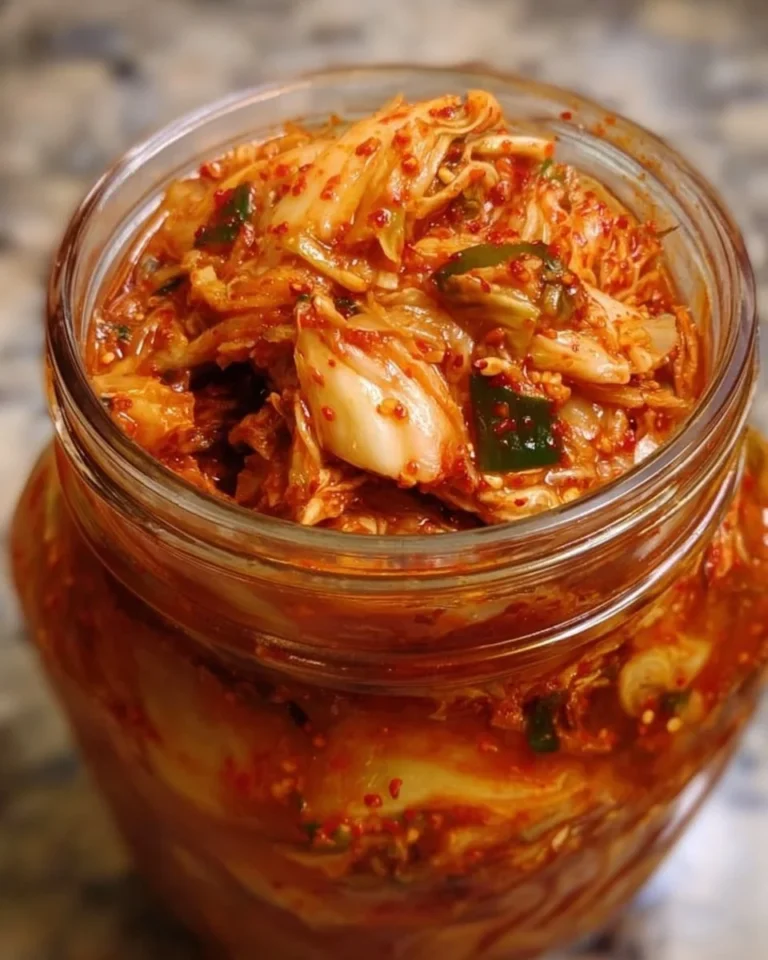 Echtes Kimchi in einer traditionellen koreanischen Schüssel, gesund und schmackhaft.
