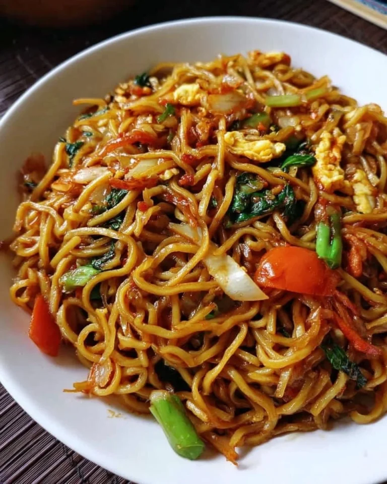 Leckere gebratene Asia Nudeln mit frischen Gemüse und Sauce