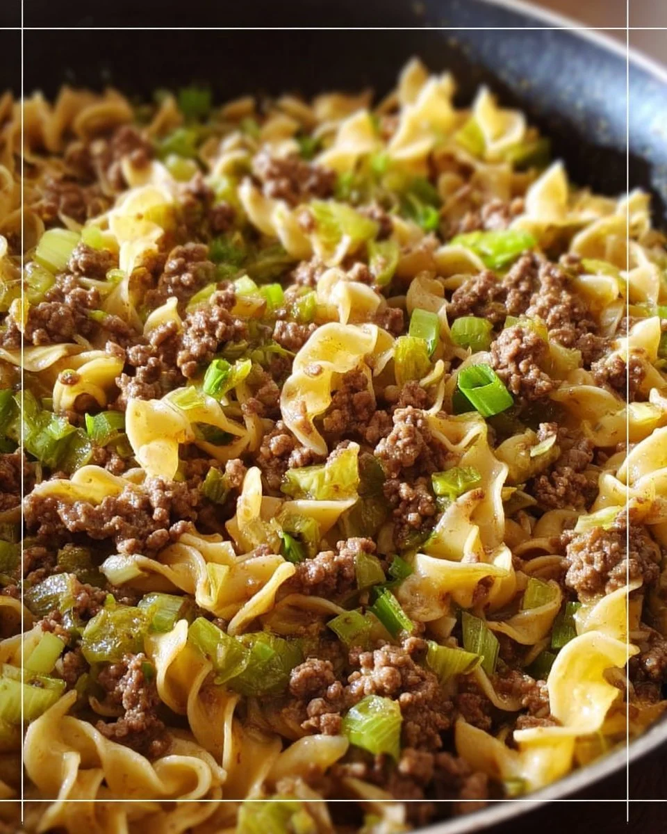 Gemäßigte Hackfleisch-Lauch-Pfanne mit Nudeln auf einem Teller serviert.