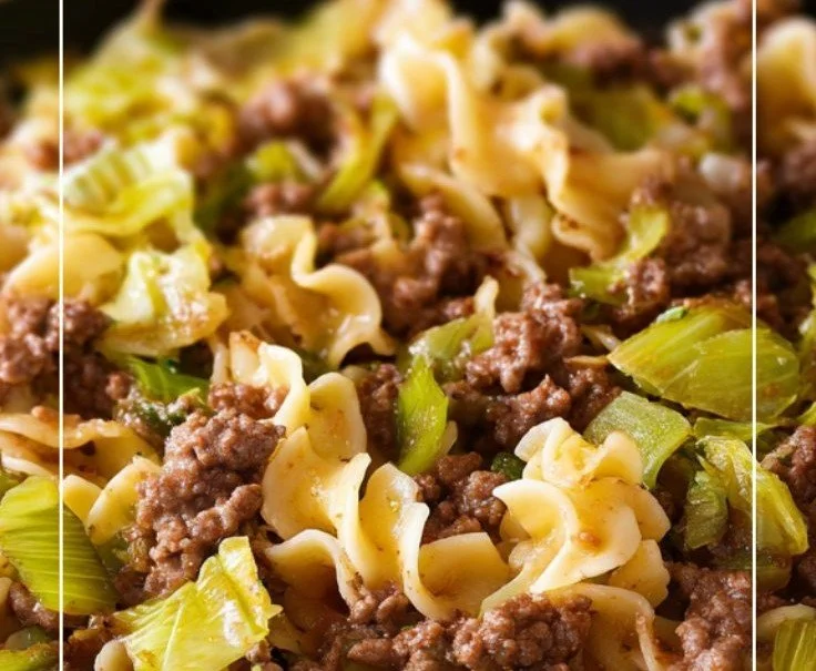 Leckere Hackfleisch-Lauch-Pfanne mit Nudeln in einer Pfanne zubereitet.