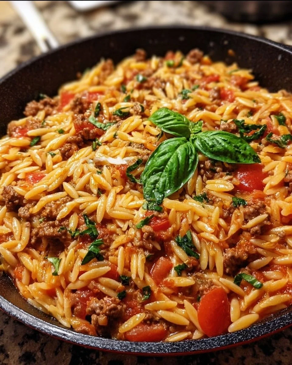 Italienische Hackfleisch-Orzo-Pfanne mit Basilikum auf einem Teller serviert
