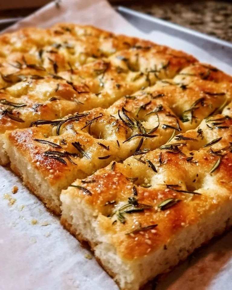 Frisch gebackenes Rosmarin-Focaccia mit gesunden Zutaten