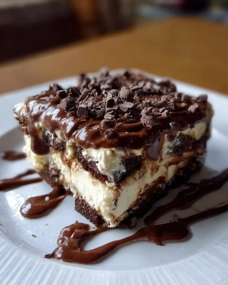 Vegane Schokoladen-Lasagne auf einem Teller, dekoriert mit frischen Beeren.