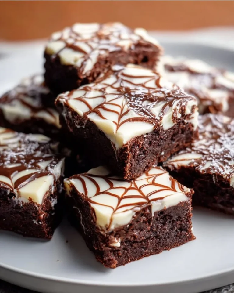 Weiße Schokoladen-Spinnennetz-Brownies auf einem Teller