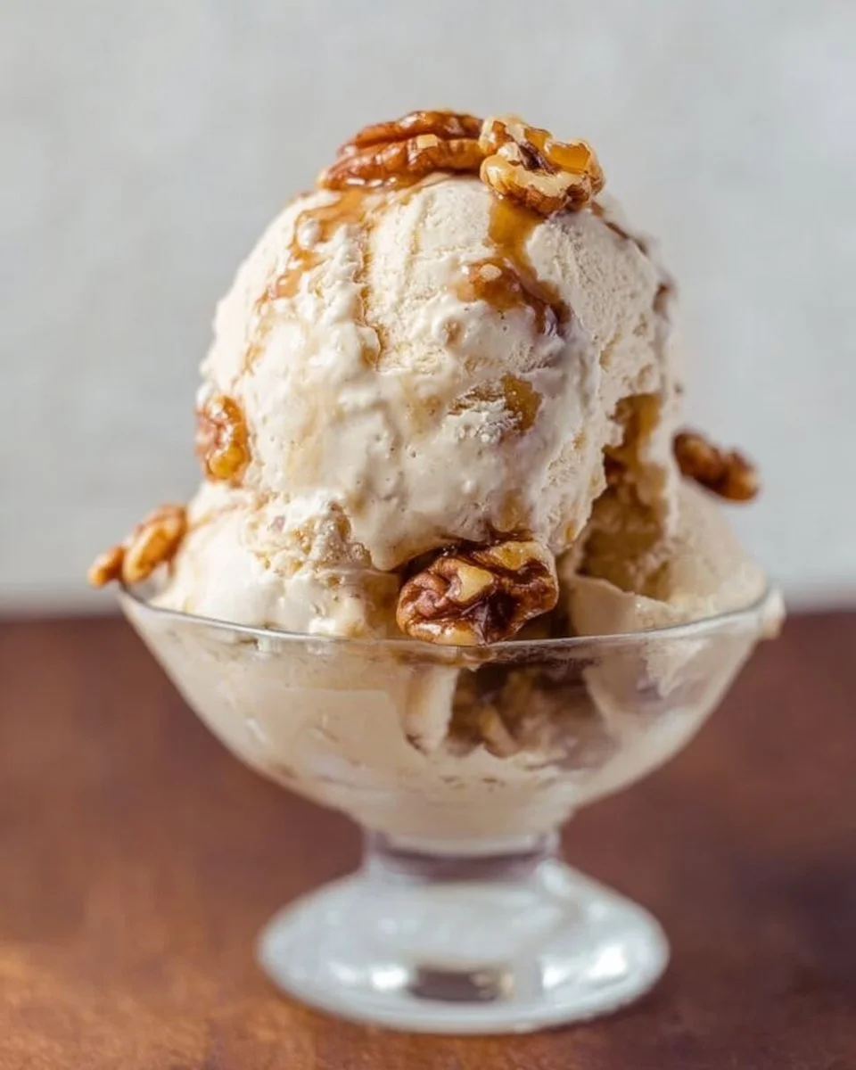 Schale mit hausgemachter Ahorn-Walnuss-Eiscreme, garniert mit Walnüssen