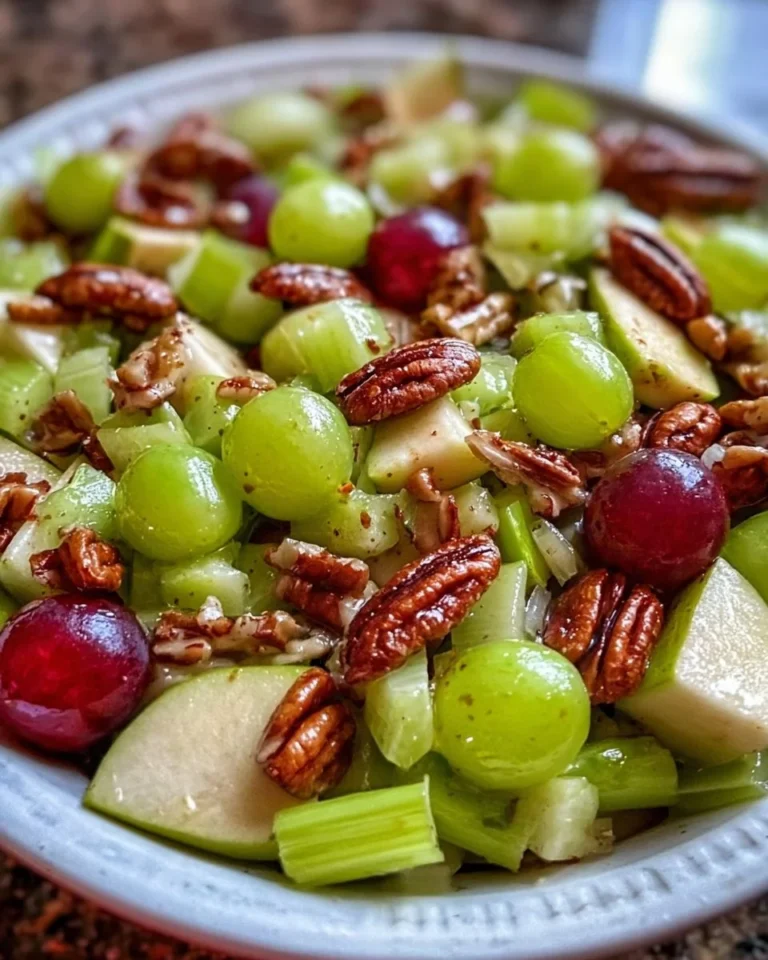 Apfel-Salat mit Honig-Crispäpfeln, Sellerie, Trauben und Pekannüssen