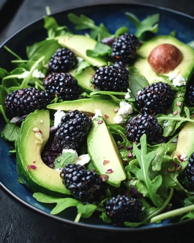 Brombeer Avocado Rucolasalat mit frischen Zutaten und Dressing