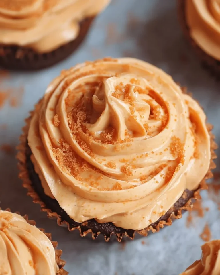 Cremige Kürbis-Frischkäse-Glasur auf einem Kuchen dekoriert