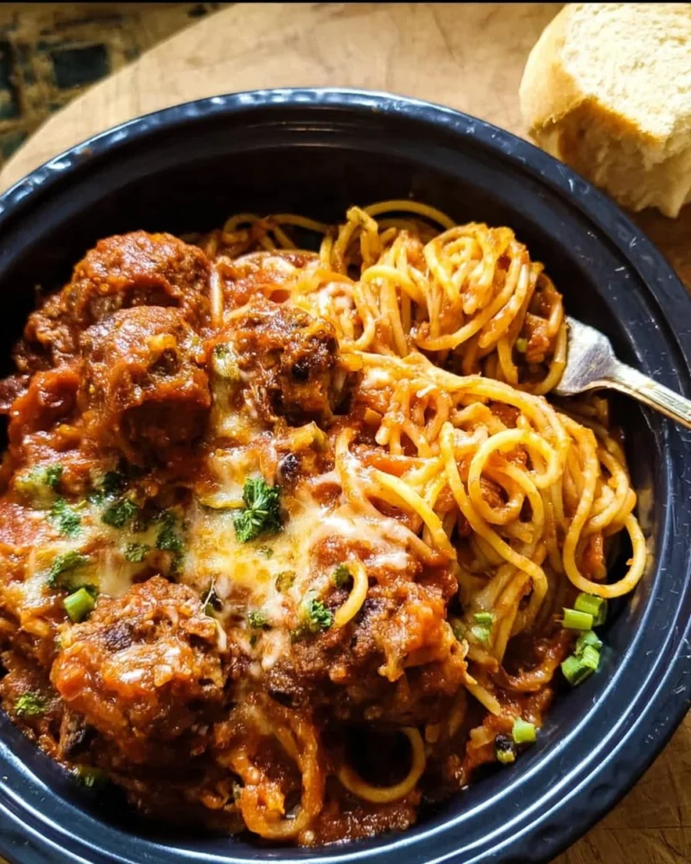 Crockpot Rinder-Chili-Fleischbällchen serviert mit Spaghetti