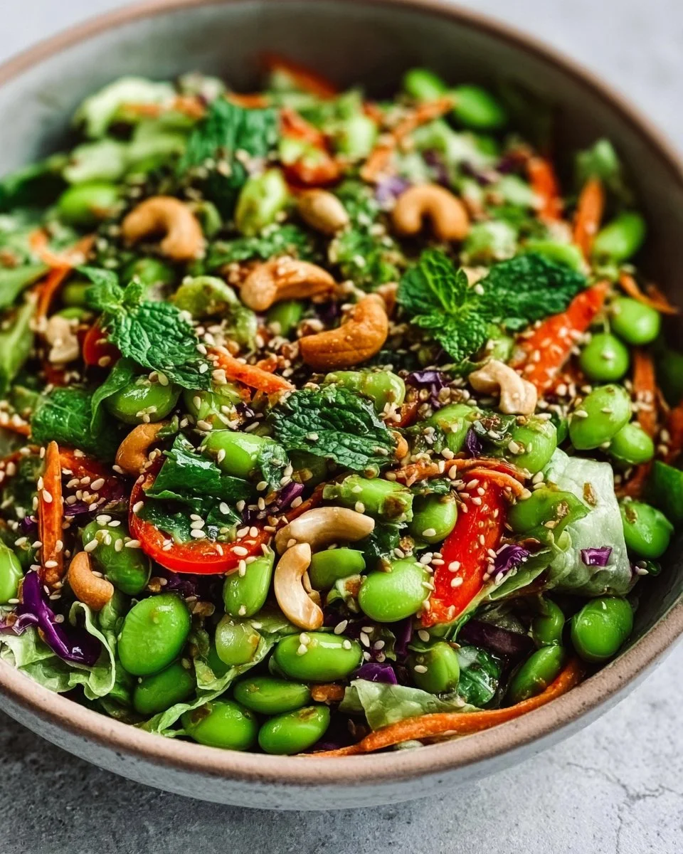 Schüssel mit frischem Edamame Knuspersalat, garniert mit Gemüse und Dressing