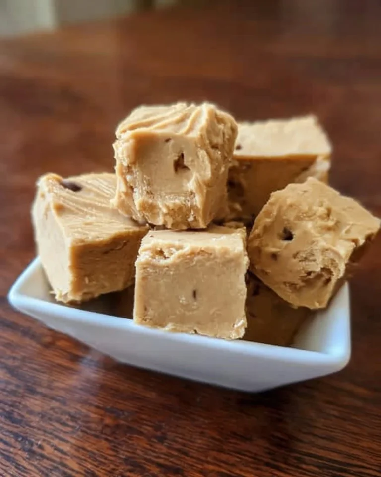 Schüssel mit köstlichem Erdnussbutter-Fudge zum Sterben, garniert mit Erdnüssen.