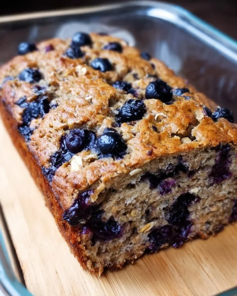 Gesundes Blaubeer-Haferbrot mit frischen Blaubeeren und Haferflocken