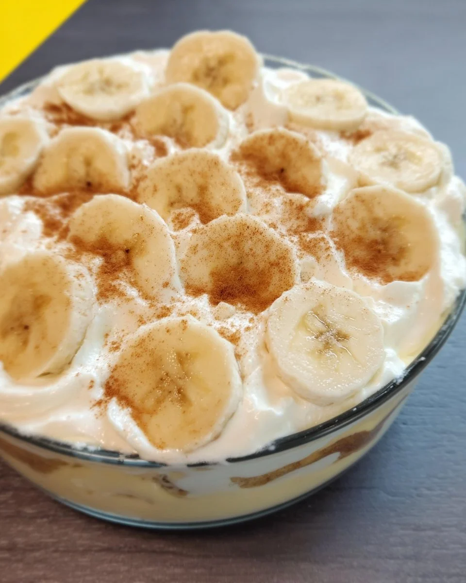 Hausgemachter Bananenpudding in einer Schüssel serviert.