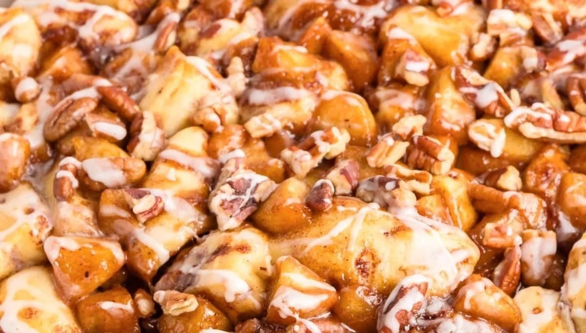 Karamell-Apfel-Zimt-Brötchen-Auflauf mit Äpfeln und Zimt