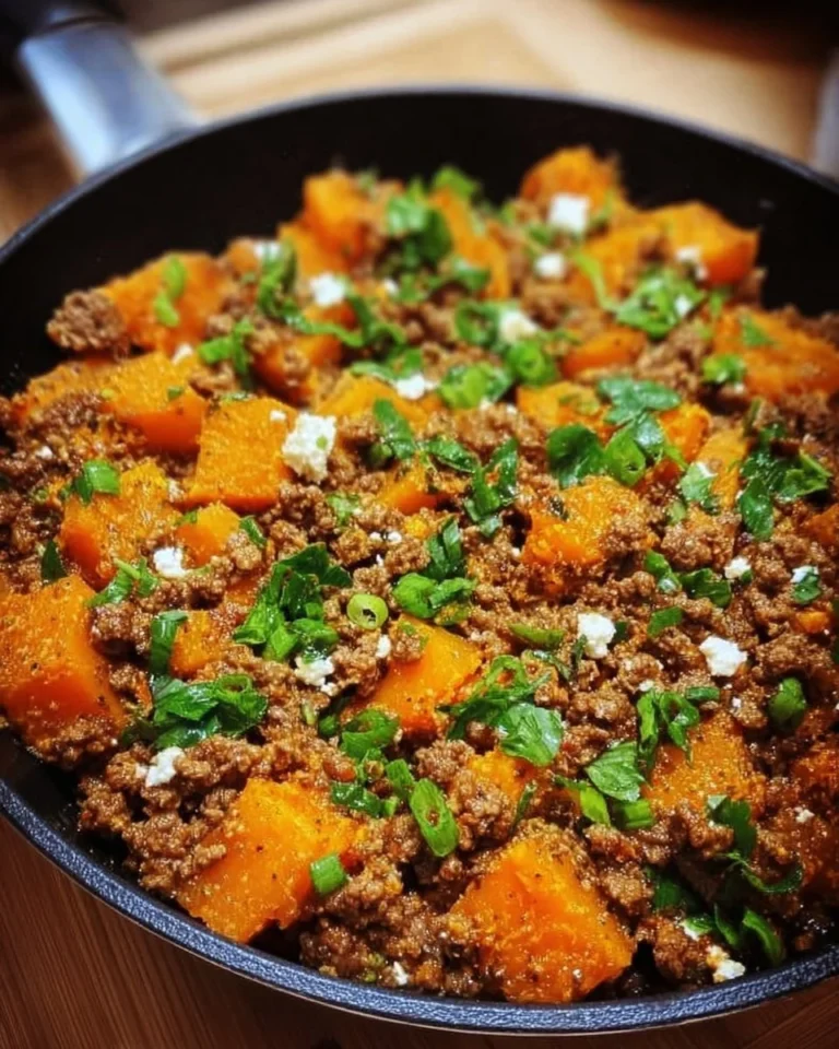 Kürbis-Pfanne mit gewürztem Hackfleisch, serviert in einer Pfanne