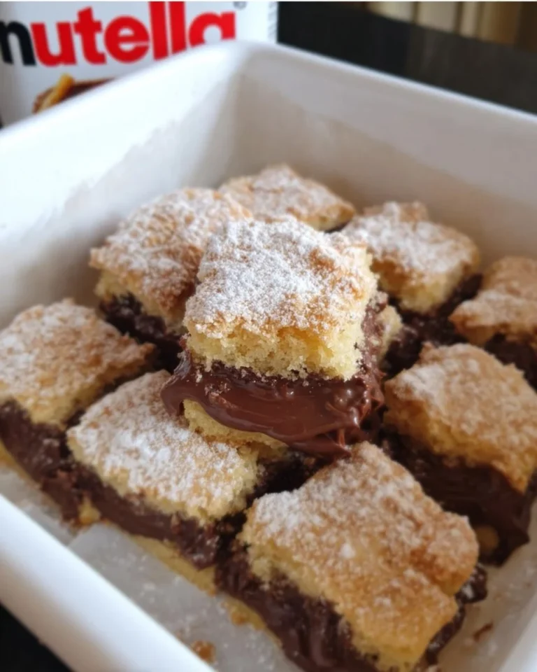 Nutella-Butterkekse-Riegel auf einem Teller serviert