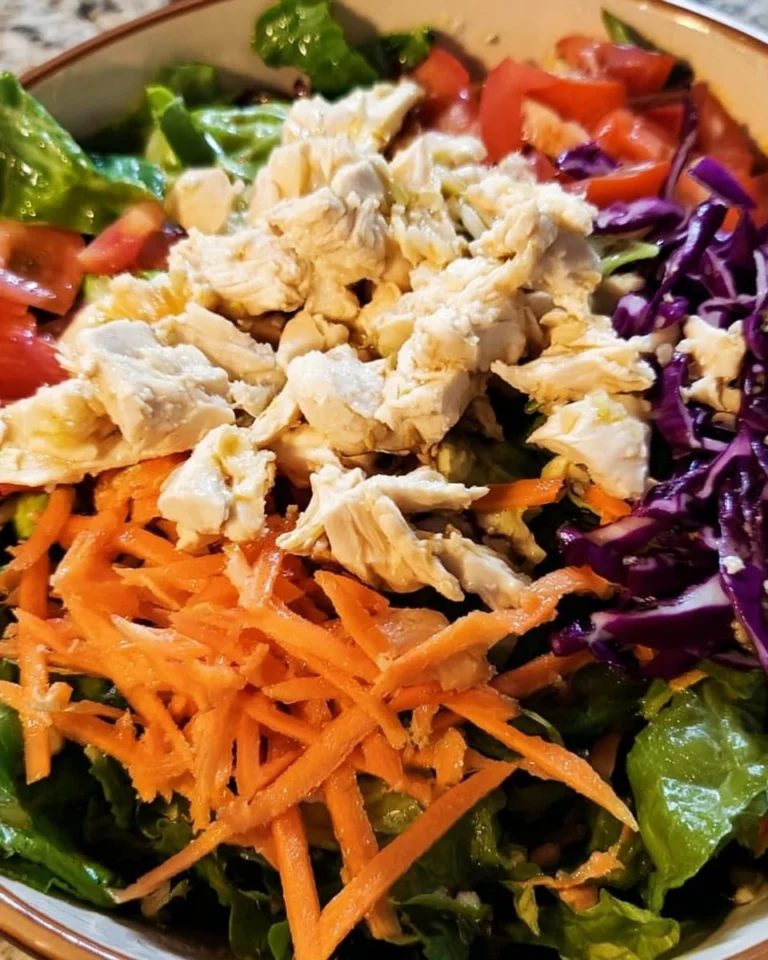 Schneller asiatischer Hühnersalat mit frischem Gemüse und würzigem Dressing