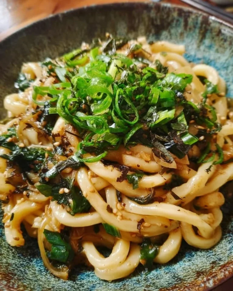 Schüssel mit veganen Udon-Nudeln, Gemüse und Sojasauce