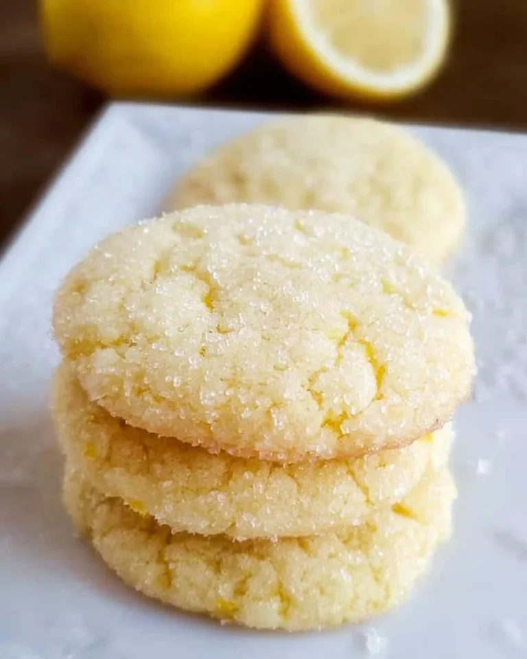 Zuckerkrustige Zitronenkekse mit einer spritzigen Zitronennote auf einem Teller