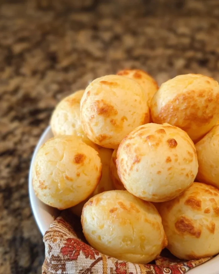Brasilianisches Käsebrot mit Käse und frischem Brot auf einem Holzbrett