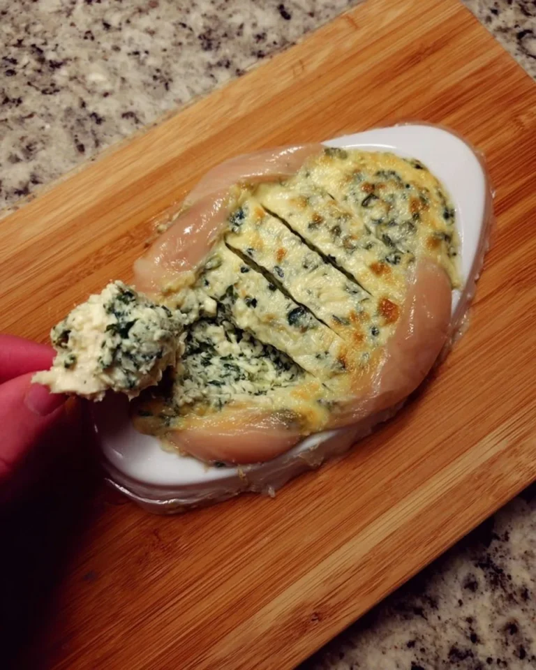 Cremiger Spinat-Artischocken-Dip serviert mit knusprigem Brot