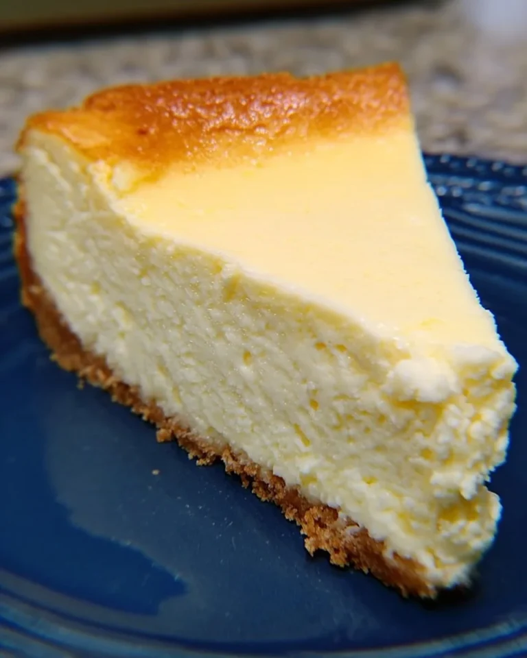 Ein köstlicher selbstgemachter Käsekuchen auf einem Teller, garniert mit Früchten.