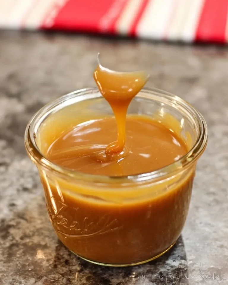 Einfache braune Zucker-Karamellsauce in einer Schüssel mit einem Löffel.