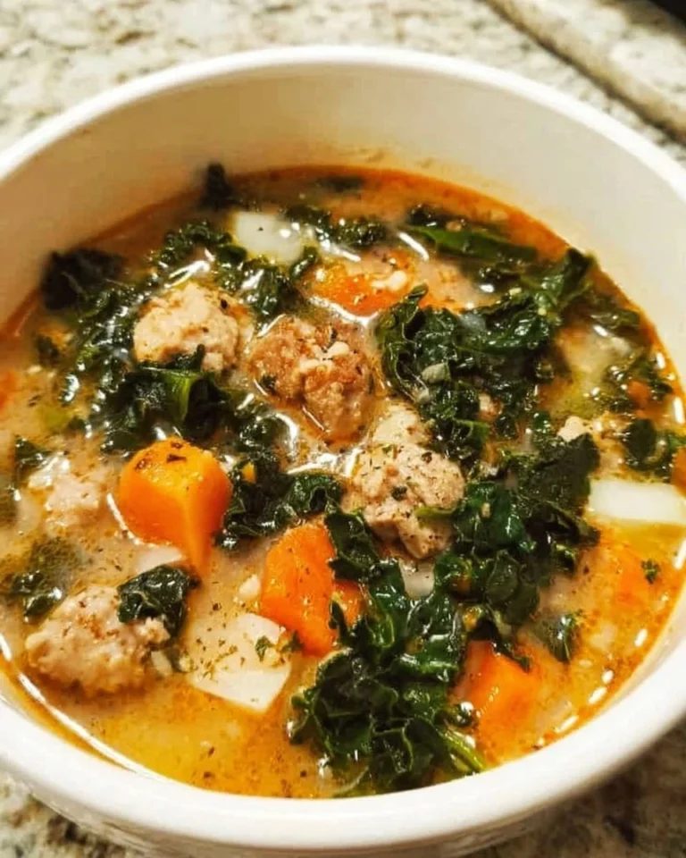 Schüssel mit selbstgemachter Hühnerwurst-Grünkohl-Suppe auf einem Tisch