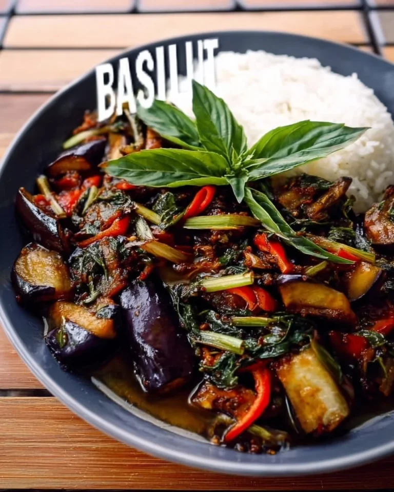 Einfache Thai-Basilikum-Aubergine, ein leckeres veganes Gericht mit frischen Zutaten.