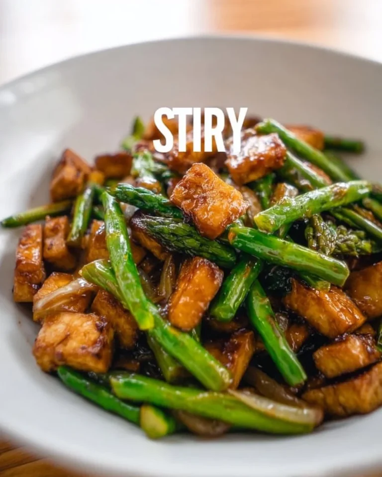 Vegane Teriyaki-Tofu-Pfanne mit frischem Gemüse und Sojasauce