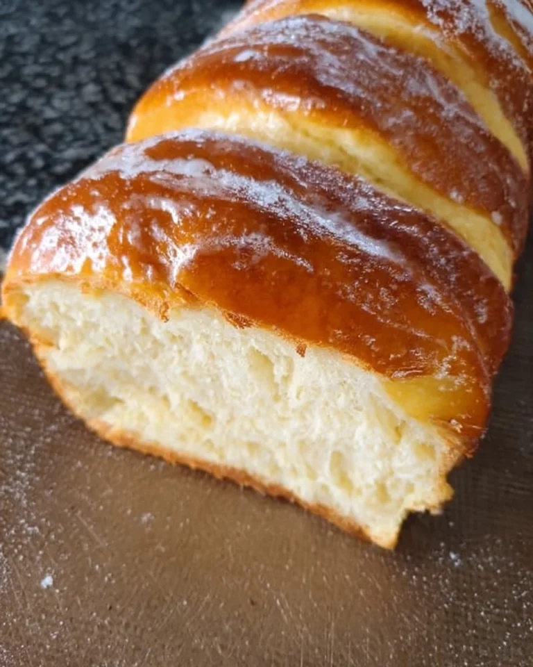 Frisches gezuckertes Milchbrot auf einem Tisch präsentiert
