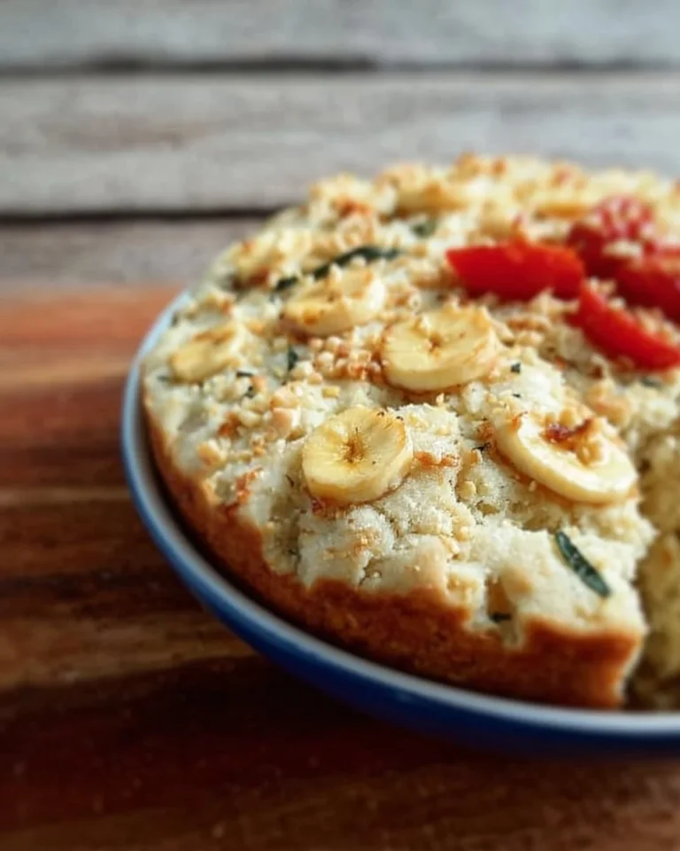 Glutenfreie vegane Focaccia mit frischen Kräutern und Gemüse