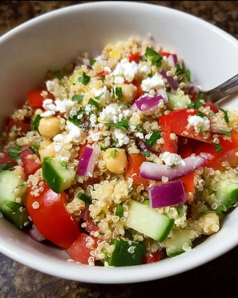 Griechischer Quinoasalat mit frischen Zutaten und aromatischen Kräutern