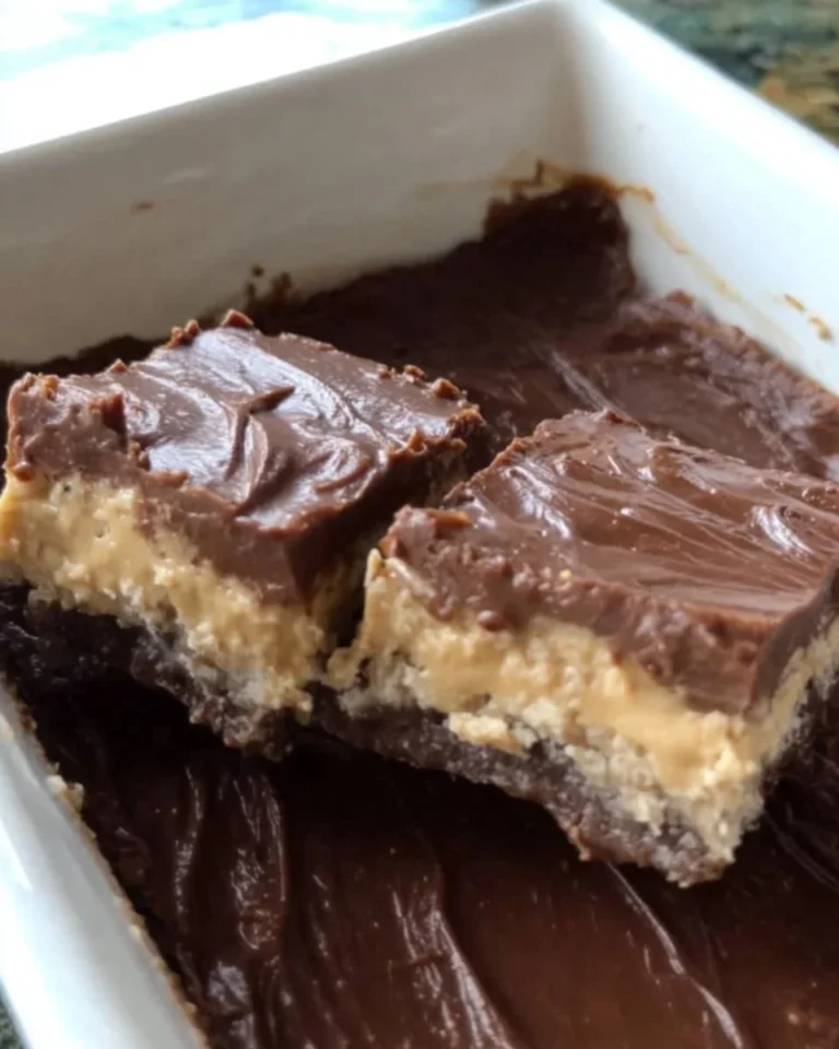 Schokoladen-Erdnussbutter Traumriegel ohne Backen in einer ansprechenden Präsentation