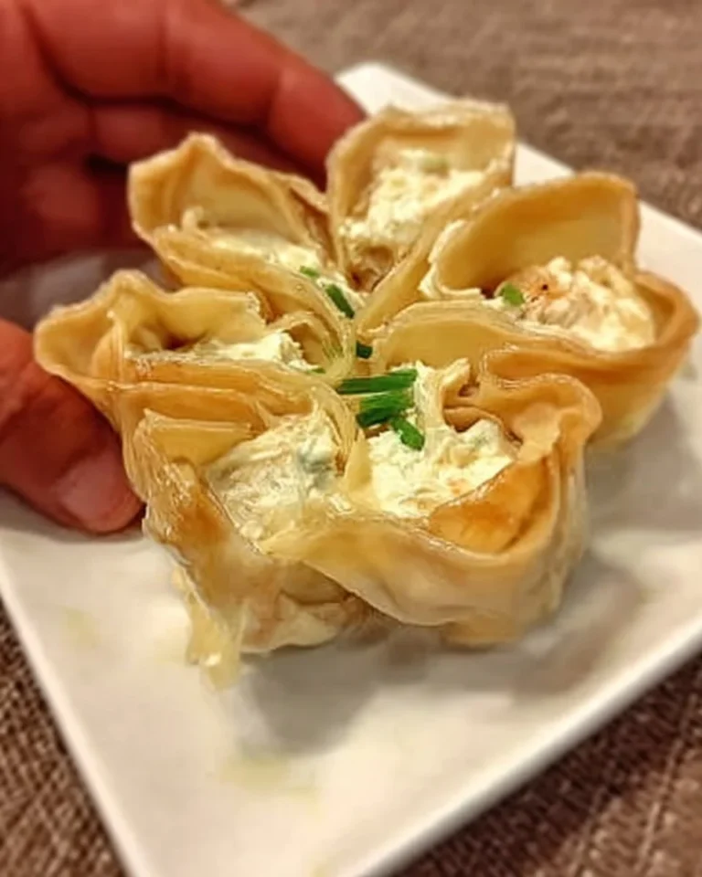 Krabben-Wontons mit Frischkäse auf einem Teller serviert.