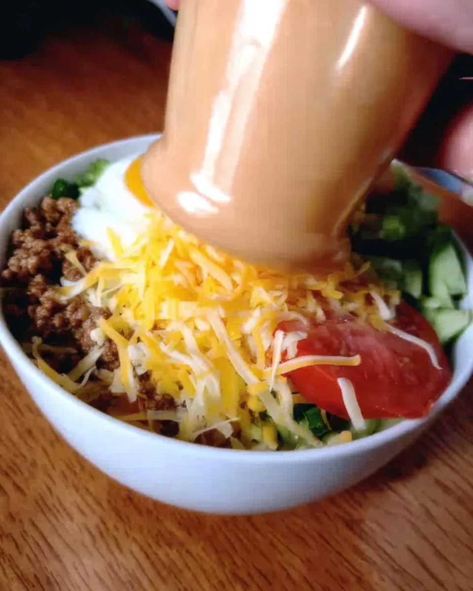 Proteinreiche Cheeseburger-Schalen – gesund und lecker.