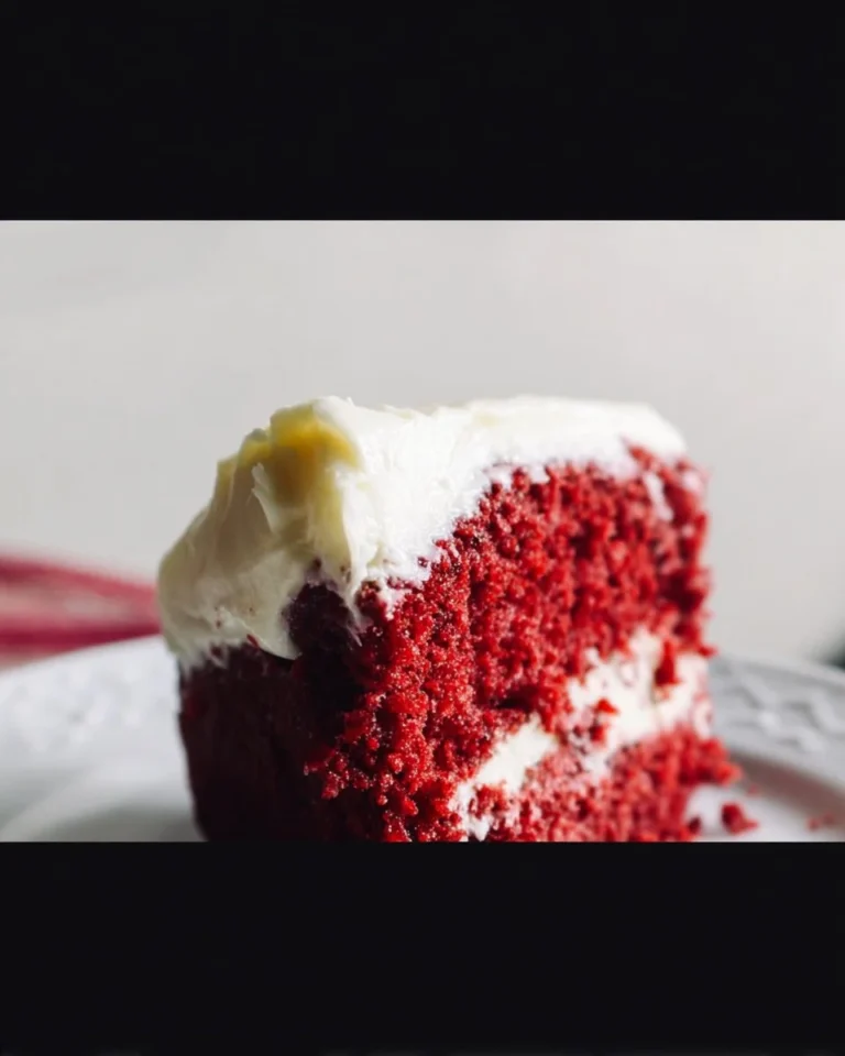 Rotvelvetkuchen mit Frischkäse-Frosting auf einem eleganten Teller