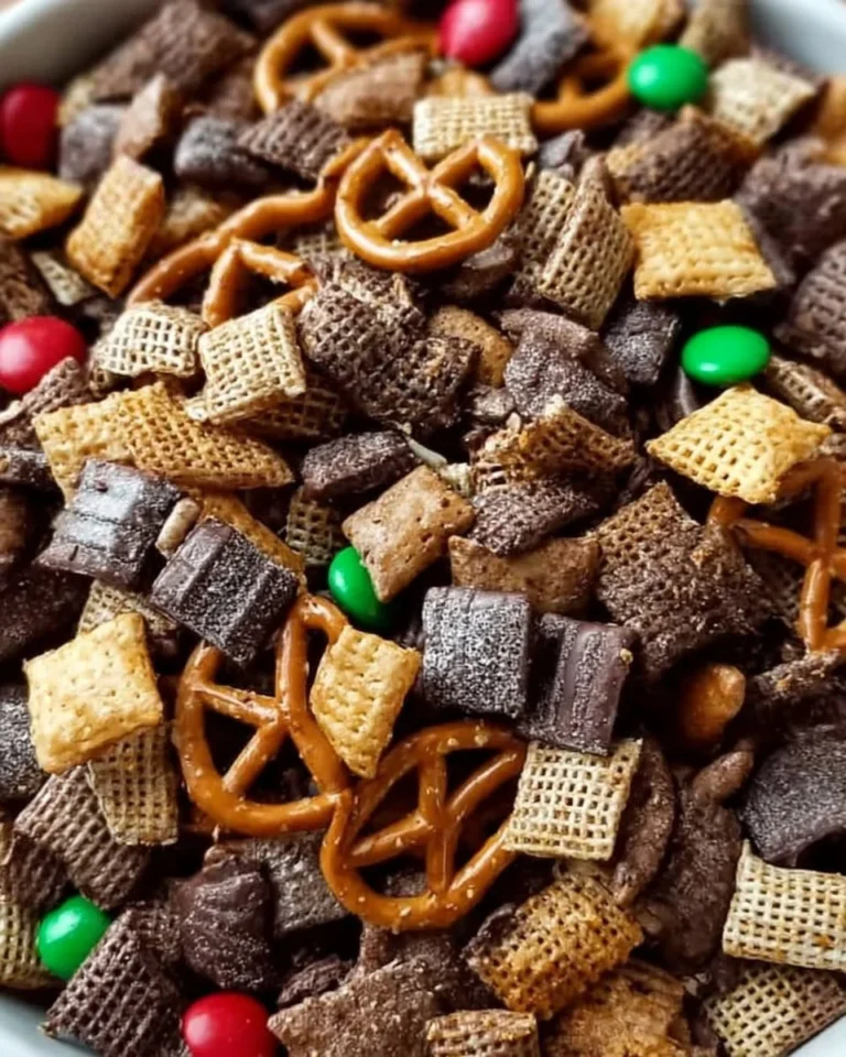 Schokoladen-Snack-Mix mit Nüssen und Trockenfrüchten auf einem Holztisch