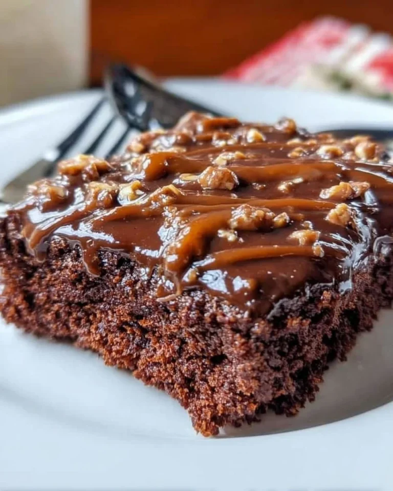 Leckerer Texas-Blattkuchen auf einem Kuchenteller serviert.