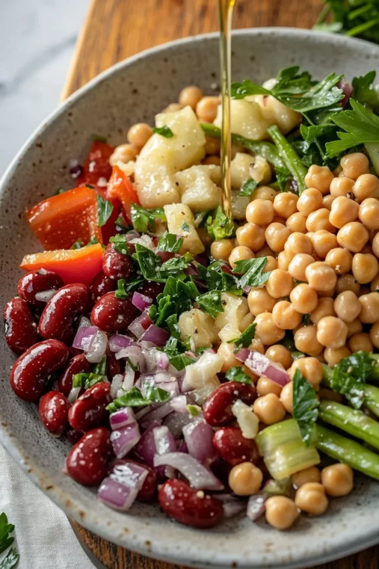 Frischer Bohnensalat mit Gemüse in einer Schüssel