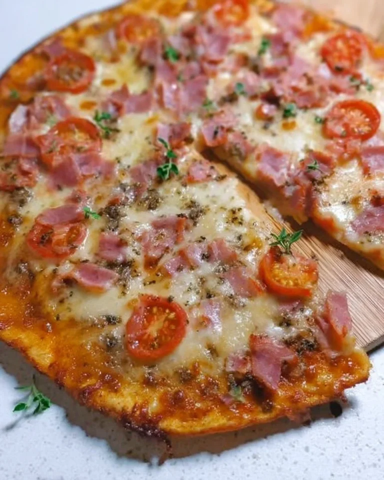 Einfache Protein-Pizza mit nahrhaften Zutaten für Fitnessliebhaber