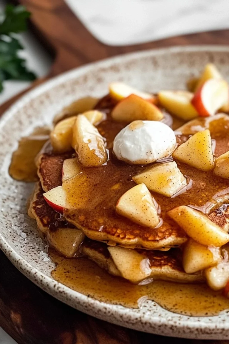 Gewürzte Apfelpfannkuchen auf einem Teller, perfekt für das Frühstück